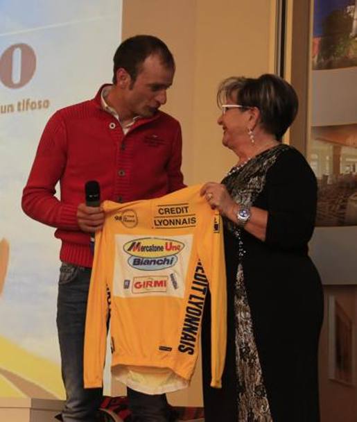 Tonina Pantani consegna a Michele Scarponi una maglia gialla. Bettini